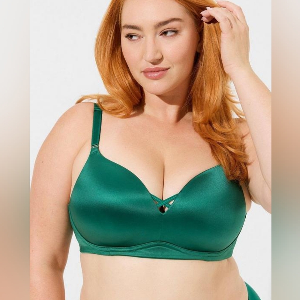 Torrid NWOT Green Wirefree Push-Up Solid 360° Back Smoothing Bra, size 38D
